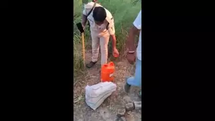 मोतिहारी: मोतिहारी ALTF टीम ने जिले के विभिन्न थाना क्षेत्रों से 07 तस्करों को देसी शराब के साथ किया गिरफ्तार