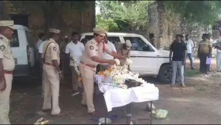 అనారోగ్యంతో మృతి చెందిన పోలీస్ జాగిలానికి కలకడలో పోలీస్ లాంచనాలతో అంత్యక్రియలు