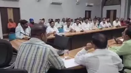 खंडवा नगर: खंडवा कलेक्ट्रेट में कृषि विभाग के अधिकारियों ने बीज विक्रेताओं और किसानों के साथ बैठक की
