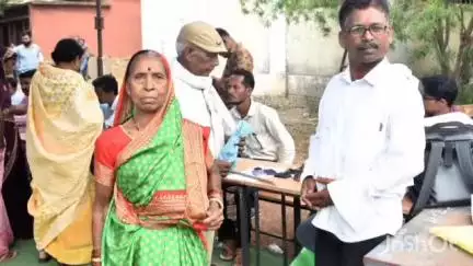 डौण्डीलोहारा: बुजुर्ग मेहतरीन बाई को मिला बीपीएल राशन कार्ड, धरती आबा राष्ट्रव्यापी जागरूकता संतृप्ति अभियान की सराहना