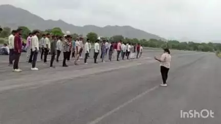 सिरोही: सिरोही के हवाई पट्टी पर बुनियादी एवं सेवा प्रशिक्षण प्रारंभ, एडीएम दिनेश राय ने प्रशिक्षणार्थियों को दी जानकारी