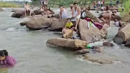 करछना: पटपर स्थित टोंस नदी के पिकनिक स्पॉट पर सैलानियों की बढ़ती संख्या, सुरक्षा के इंतजाम नहीं हैं