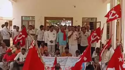 ಗುಡಿಬಂಡೆ: ಬಡವರಿಗೆ ಭೂಮಿ ನೀಡುವಲ್ಲಿ ಸರ್ಕಾರ ವಿಫಲ-ತಾಲೂಕು ಕಛೇರಿ ಮುಂಭಾಗ ಸಿಪಿಎಂನಿಂದ ಪ್ರತಿಭಟನೆ