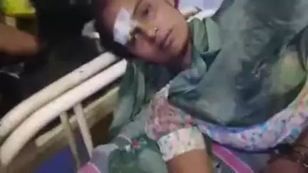 टीकमगढ़: अनंतपुरा तिगैला पर वाहन की टक्कर से पति-पत्नी घायल, 108 एंबुलेंस ने पहुंचाया अस्पताल