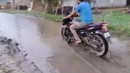 माडा: कथुरा में सड़कों पर बह रहा नाली का गंदा पानी ग्रामीणों ने जनप्रतिनिधि और प्रशासन पर लगाया अनदेखी का आरोप।#Jan samasya