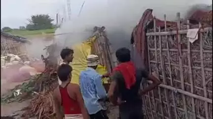 इकौना: नरायनजोत में गैस सिलेंडर में लीकेज से फूंस के घर में लगी आग, 25,000 नकदी समेत गृहस्थी का सारा सामान जलकर राख