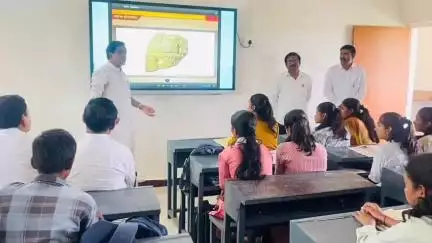 भोकरदन: जेवखेडा येथे मा.कें.रेल्वे राज्यमंत्री रावसाहेब दानवेनी जन्म गावी जि.परिषद शाळेत दिली भेट, साधला विद्यार्थ्यांशी संवाद