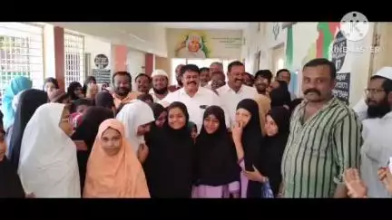 హిందూపురం పట్టణంలోని జాకీర్ హుస్సేన్ మునిసిపల్ ఉర్దూ పాఠశాల విద్యార్థులకు సర్వేపల్లి రాధాకృష్ణ విద్యా మిత్ర కిట్ పంపిణీ