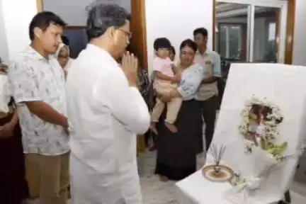 শান্তিরবাজার: বিধায়ক প্রমোদ রিয়াং এর বাবার ফটোতে ফুল মালা দিয়ে শ্রদ্ধা জানান রাজ্যের মুখ্যমন্ত্রী প্রফেসার ডক্টর মানিক সাহা