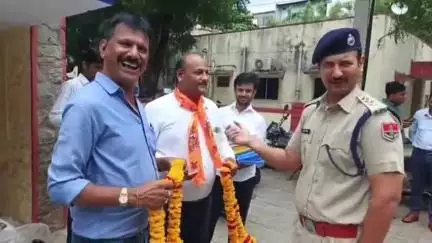 नसीराबाद: श्री राम सेवा हिंदुस्तान ने ट्रैफिक पुलिस कर्मियों को बांटे रेनकोट, बारिश में ड्यूटी निभा रहे जवानों को दी राहत