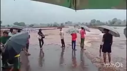 कराहल: कराहल में भारी बारिश के चलते उफान पर आए नदी-नाले, खिरखिरी के आगे संपर्क टूटा