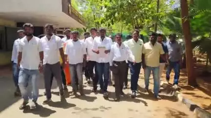 திண்டுக்கல் மேற்கு: திமுக ஐடி பிரிவு செயலாளர் மீது நடவடிக்கை எடுக்க கோரி அதிமுக ஐடி பிரிவு சார்பாக SP அலுவலகத்தில் புகார்