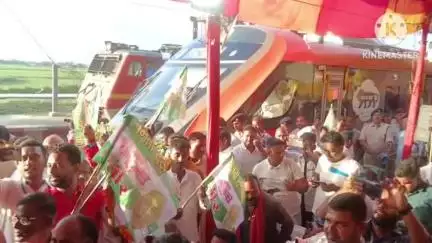 बगहा: बगहा रेलवे स्टेशन से सांसद ने वंदे भारत ट्रेन को हरी झंडी दिखाकर रवाना किया