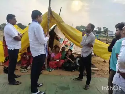 पवनी: बारव्हा येथील नागरिकांच्या उपोषण मंडपाला खासदार पडोळे यांनी दिली भेट ; प्रशासनाशी मोबाईल वरून साधला संवाद