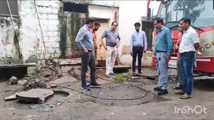 गुना नगर: जिला अस्पताल के प्रसूति वार्ड ICU में भरा पानी, खबर का हुआ असर, अस्पताल प्रबंधन ने नाली ठीक कराई