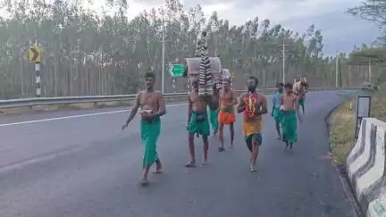 மானாமதுரை: சிலம்பனி பக்தர்கள் பாதயாத்திரை குமரன் கோவிலுக்கு காவடி சுமந்து செல்லும் பக்தர்கள்