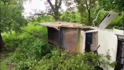बगोदर: बगोदर सरिया रोड पर जमुनिया के पास पिकअप खाई में गिरी, दो घायल