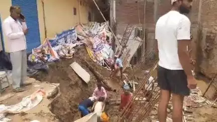 मुरैना नगर: नगर निगम कार्यालय के पीछे निर्माणाधीन तलघर के बगल से सड़क क्षतिग्रस्त, ननि नेता प्रतिपक्ष ने की शिकायत