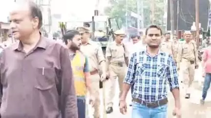 सिरसागंज: नगर के इटावा रोड पर अतिक्रमण हटाने के लिए प्रशासन ने चलाया बुलडोजर, सड़क किनारे पटरियों से हटाया गया अवैध अतिक्रमण