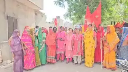 हनुमानगढ़: बिहारी बस्ती में विद्युत विभाग के कर्मचारियों द्वारा चोरी छिपे स्मार्ट मीटर लगाने पर महिलाओं ने जताया आक्रोश #Jansamasya