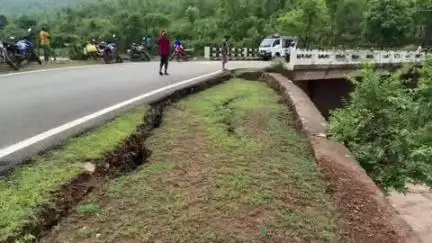 सोनुआ: भारी बारिश से पनसुआँ डैम के कुटीपी पुल के गार्डवाल को भारी नुकसान