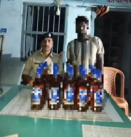 दिनांक 20.06.2025 को शंभुगंज थाना अंतर्गत  कुल  12.50 लीटर विदेशी शराब  के साथ 01 तस्कर को किया गया गिरफ्तार ।