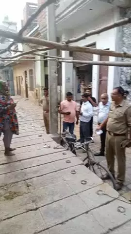 मवाना: हीरालाल मोहल्ले में सरकारी संपत्ति पर अवैध कब्जा, नल की पटरी पर बांध दी गई, नगर पालिका की टीम पहुंची