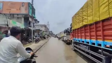 सिधौली: सिधौली में बारिश के कारण जल भराव, अधूरी सर्विस लेन में पानी भरने से दुकानों तक नहीं पहुंच रहे ग्राहक