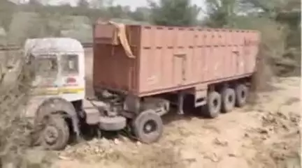 रायसिंहनगर: रायसिंहनगर में तेज रफ्तार ट्रेलर रेलवे ट्रैक पर चढ़ा, पटरियां हुईं क्षतिग्रस्त