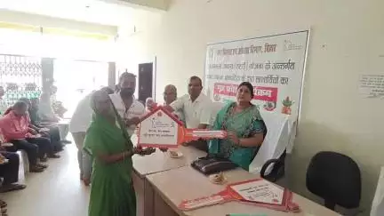 चनपटिया: नगर पंचायत चनपटिया कार्यालय में प्रधानमंत्री आवास योजना के लाभार्थियों को चाबी वितरण