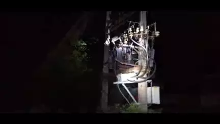 इटकी: इटकी के गढ़गांव टिकरा टोली में वज्रपात से 100 केवीए का ट्रांसफार्मर जला, टिकरा टोली अंधेरे में डूबा