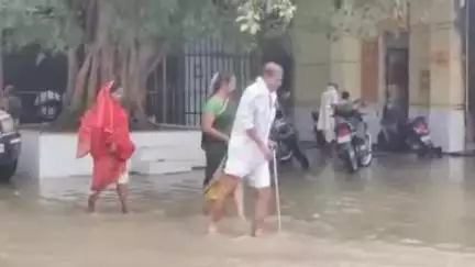 गोंडा: गोंडा में दो दिनों से हो रही रुक-रुक कर बारिश के चलते गोंडा मेडिकल कॉलेज परिसर में हुआ जल भराव