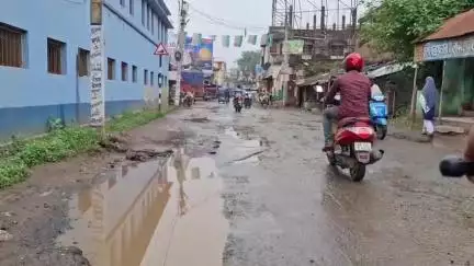 সিউড়ি ২: পুরন্দরপুর মোড় এলাকার রাস্তার বেহাল অবস্থা, দ্রুত সারানোর দাবি স্থানীয় ব্যবসায়ীদের 
#jansamasya