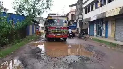ঝাড়গ্রাম: ঝাড়গ্রাম শহরের কেন্দ্রীয় বাস স্ট্যান্ড যাওয়ার রাস্তার বেহাল দশা, সংস্কারের দাবি #jansamasya
