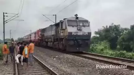 बरारी: काढ़ागोला और सेमापुर रेलवे स्टेशन के बीच अवध असम एक्सप्रेस और ट्रॉली की टक्कर, रेल परिचालन शुरू