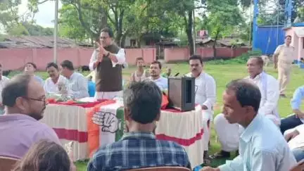 पोठिया: विधायक इजहारुल हुसैन ने इंद्रपुर से दारोगांव जाने वाले पथ निर्माण कार्य का किया शिलान्यास