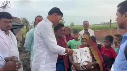 पातेपुर: पातेपुर के सैदपुर डुमरा गांव में अग्नि पीड़ितों को राहत सामग्री वितरण, सरकारी सहायता राशि का चेक दिया गया