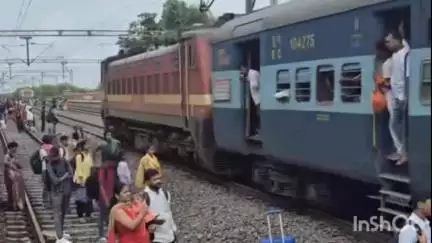 गिधौर: गिद्धौर रेलवे स्टेशन पर तीन दिनों से मालगाड़ी के खराब रहने से मेन लाइन पर आ रही ट्रेनें, रेल यात्रियों को हो रही परेशानी