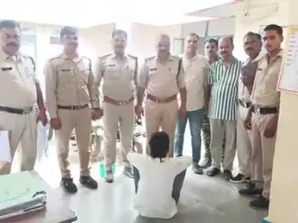 बड़ागांव धसान: बड़ागांव थाना पुलिस ने 6 साल से फरार ₹2000 के इनामी आरोपी को किया गिरफ्तार, न्यायालय में पेश