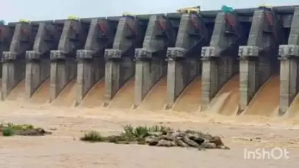 रॉबर्ट्सगंज: कनहर नदी का जलस्तर बढ़ा, जिला प्रशासन ने डूब क्षेत्र खाली करने की दी चेतावनी