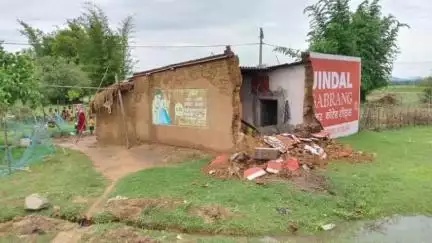 गोबिंदपुर राजनगर: बिक्रम पुर के लखन सोय का मानसून ने छीना आशियाना, बेघर हुए, मदद की गुहार लगाई