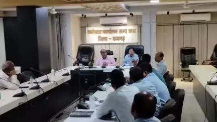 राजगढ़: राजगढ़ कलेक्ट्रेट कार्यालय में कलेक्टर ने समीक्षा बैठक को संबोधित किया