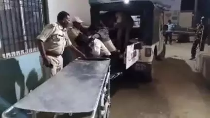 सिवान: अनियंत्रित बस ने मोटरसाइकिल को मारी टक्कर, मोटरसाइकिल सवार गंभीर हालत में सदर अस्पताल में भर्ती