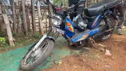 কেশিয়ারি: খাজরা এলাকায় মোটরবাইক ও প্রাইভেট গাড়ির মুখোমুখি সংঘর্ষে গুরুতর আহত একজন
