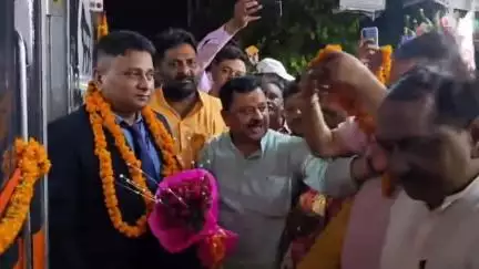 कप्तानगंज: कुशीनगर कप्तानगंज रेलवे स्टेशन पर वंदे भारत एक्सप्रेस का भव्य स्वागत, सांसद और विधायक ने दिखाई हरी झंडी