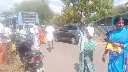 காரைக்குடி: ஜெயங்கொண்டான் சாலையில் டூ வீலர் மீது  அரசுபேருந்து  மோதியதாக தகராறு