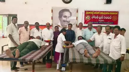పెద్దాపురంలో అభ్యుదయ కవి యాసలపు సూర్యరావు 13వ వర్ధంతి సందర్భంగా మహా రక్తదాన శిబిరం నిర్వహించారు.