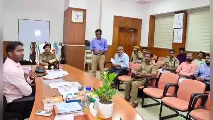 തൃശൂർ: ജില്ലാ റോഡ് സുരക്ഷാസമിതി യോ​ഗം ജില്ലാ കളക്ടർ അർജുൻ പാണ്ഡ്യന്റെ അധ്യക്ഷതയിൽ കളക്ടറുടെ ചേംബറിൽ ചേർന്നു