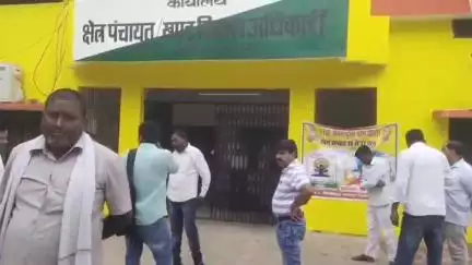 बीकापुर: तारुन में मनरेगा योजना के भुगतान को लेकर वरिष्ठ लेखाकार और ग्राम प्रधानों के बीच हुई बहस, केवल ₹4000 का हुआ भुगतान