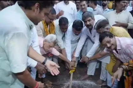 ग्वालियर गिर्द: गर्गज कॉलोनी में सीसी रोड के निर्माण कार्य का ऊर्जा मंत्री प्रद्युमन सिंह तोमर ने किया भूमिपूजन